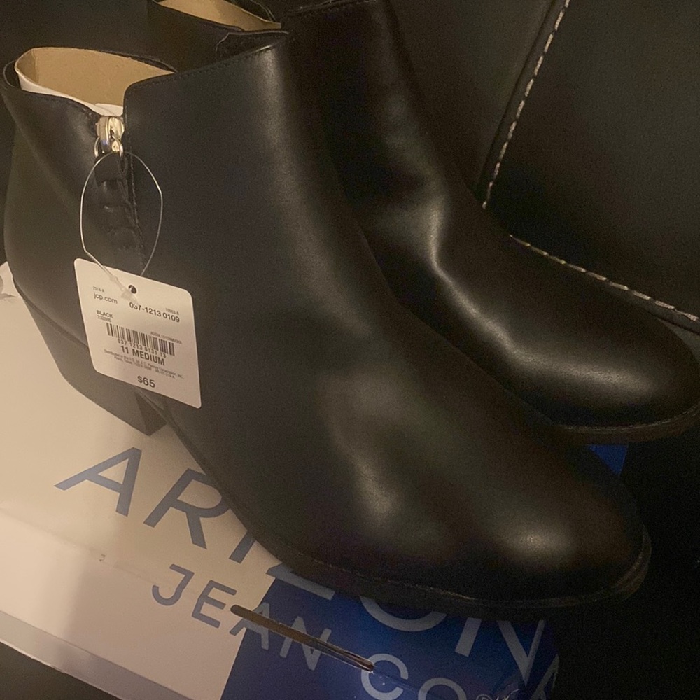 Brand new women’s black ankle bootie brand Arizona jean co. Size 11